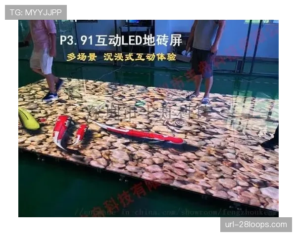 特写：一位球场LED地板维护工程师的日常工作，确保广告与数据的无误显示